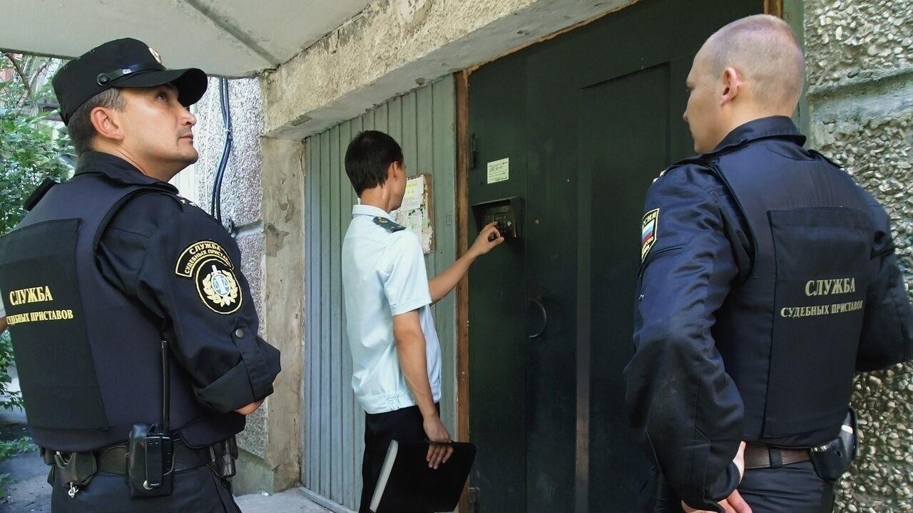 Могут ли судебные приставы-исполнители забрать вещи из зарегистрированного места жительства должника?