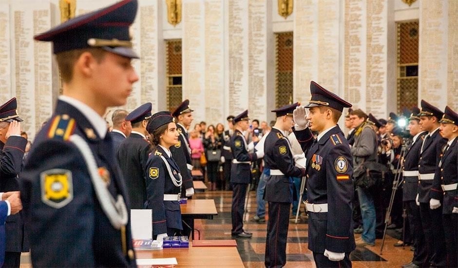Выбирая между карьерой в полиции и Росгвардии, важно оценить такие ключевые факторы, как карьерный рост, престиж и должностные обязанности. Для многих Росгвардия предлагает больше возможностей для карьерного роста по сравнению с традиционной работой в полиции в России, что делает ее предпочтительным вариантом для тех, кто ищет динамичную и высокостатусную должность.